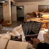 ...adesso � invaso da materiale di scarto e pile di materassi. Riusciamo per� a identificare i depliant dell�albergo...
